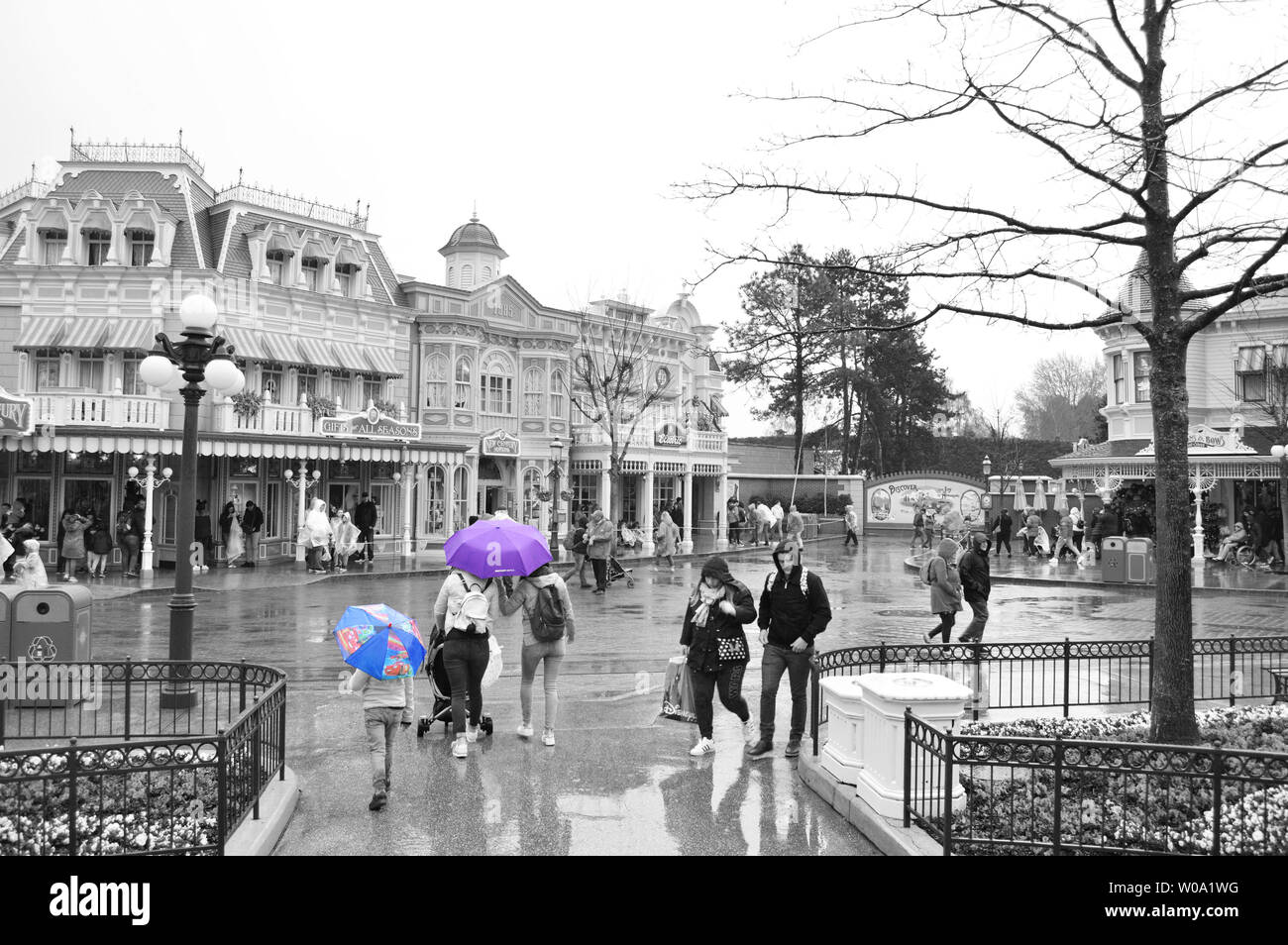 Un giorno di pioggia a Disneyland Parigi, Francia Foto Stock