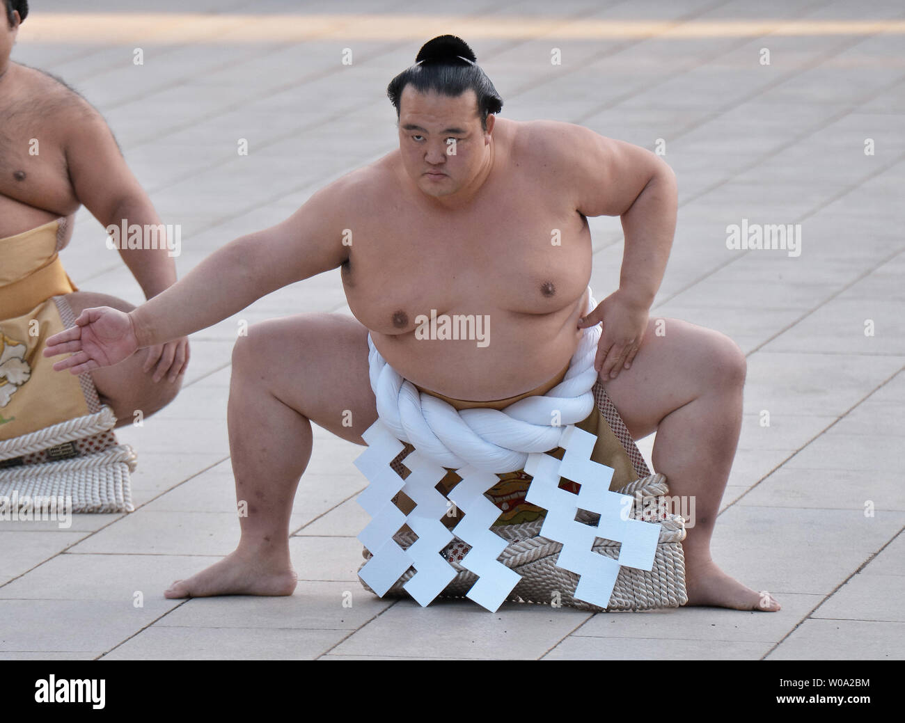 Giapponese di nuova grande campione di sumo Yokozuna Kisenosato esegue Unryu-style entrando cerimonia al Tempio di Meiji in Giappone a Tokyo il 27 gennaio 2017. Foto di Keizo Mori/UPI Foto Stock