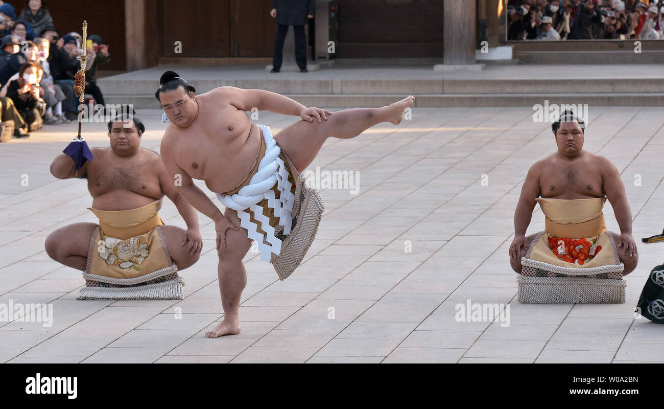 Giapponese di nuova grande campione di sumo Yokozuna Kisenosato esegue Unryu-style entrando cerimonia al Tempio di Meiji in Giappone a Tokyo nel gennaio 27, 2017 foto di Keizo Mori/UPI Foto Stock