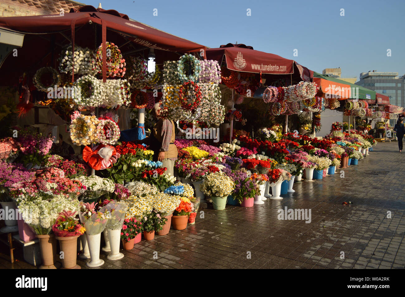 Splendido mercato dei fiori a piazza Taksim a Istanbul, Turchia Foto Stock