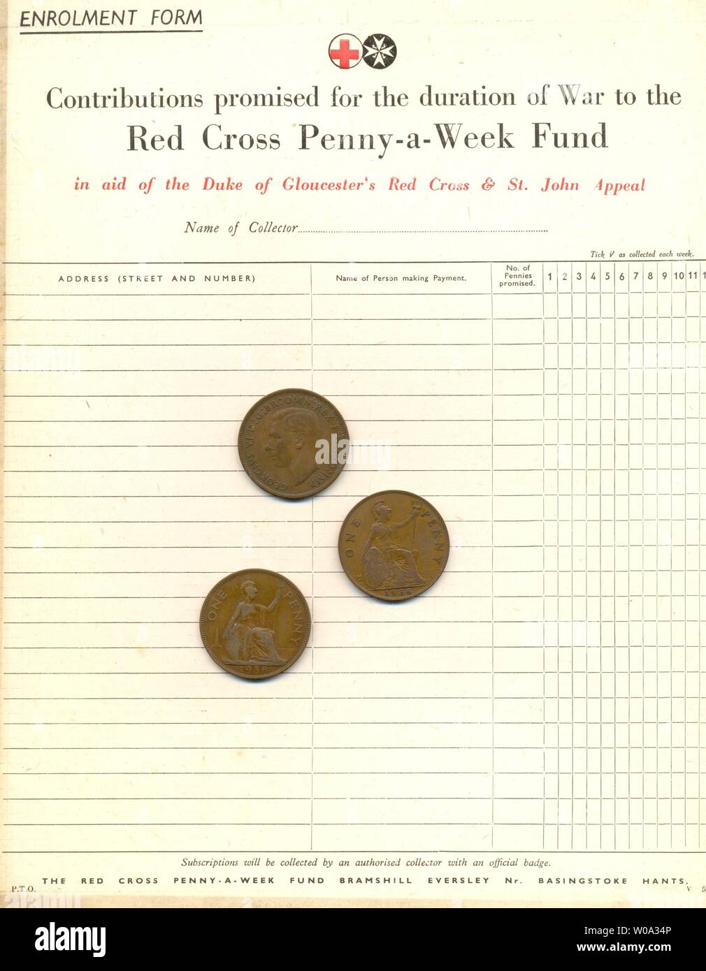 Modulo di iscrizione per la Croce Rossa Penny-una settimana di fondo 1943  con contemporanea esempi di monete Foto stock - Alamy