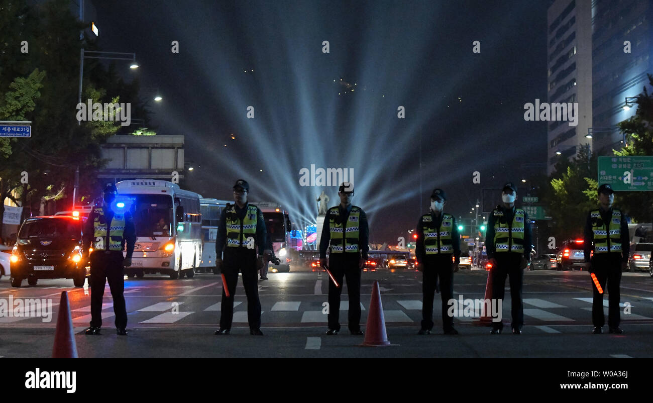 Sud coreano stand Polceman gard vicino la Piazza Gwanghwamun durante una campagna elettorale in Seoul, Corea del Sud, Domenica, 8 maggio 2017. Foto di Keizo Mori/UPI Foto Stock