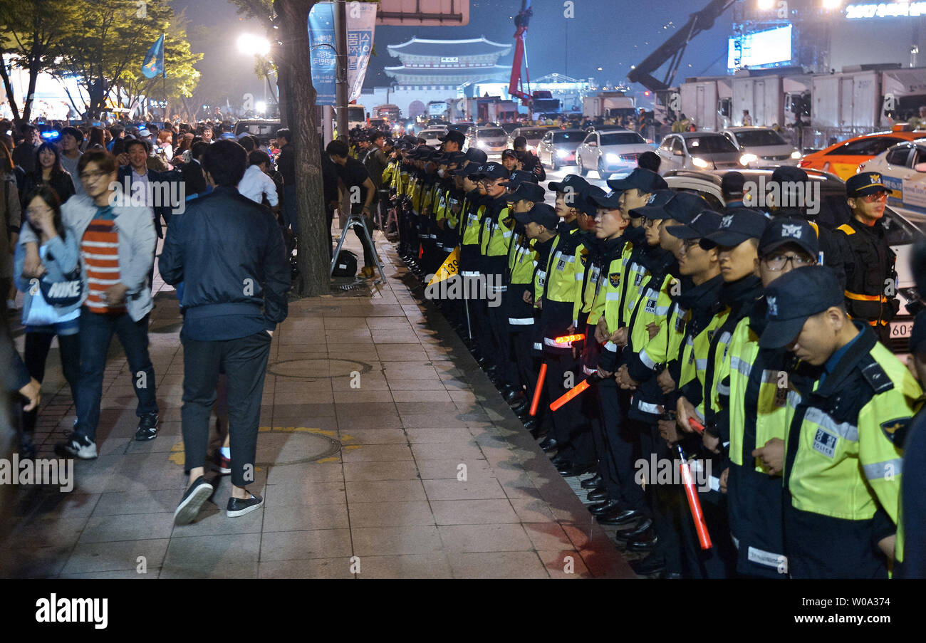 Sud coreano stand Polceman gard vicino la Piazza Gwanghwamun a Seul, in Corea del Sud il 9 maggio 2017. Foto di Keizo Mori/UPI Foto Stock