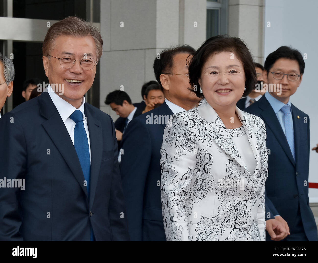 Corea del Sud è di nuovo Presidente Moon Jae-in foglie con sua moglie Kim Jung-sook dopo la sua inaugurazione presso l'Assemblea Nazionale a Seul, in Corea del Sud il 10 maggio 2017. Foto di Keizo Mori/UPI Foto Stock