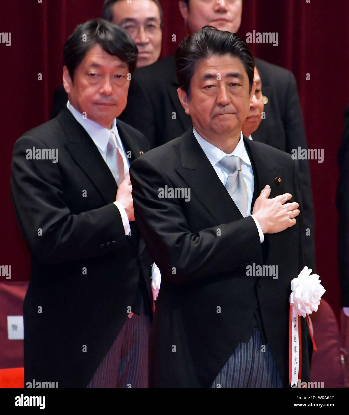 Giappone il Primo Ministro Shinzo Abe e il ministro della Difesa Itsunori Onodera assistere alla cerimonia di consegna dei diplomi del Giappone della difesa nazionale Academy di Yokosuka, Kanagawa-prefettura, in Giappone il 18 marzo 2018. Foto di Keizo Mori/UPI Foto Stock