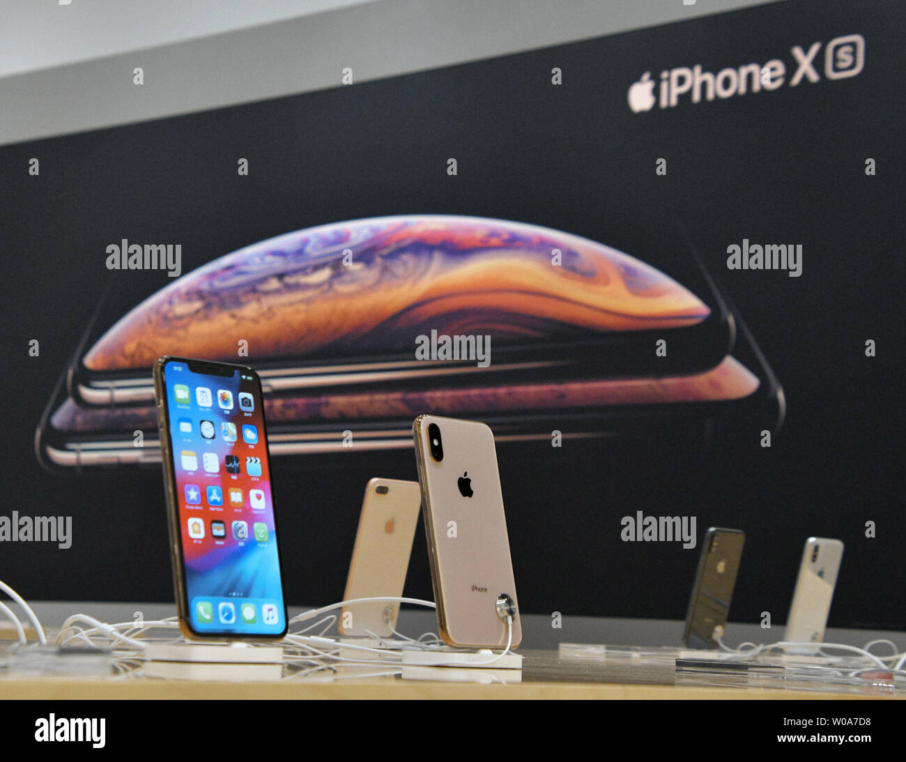 Il nuovo iPhone Xs e Xs Max(L) vengono visualizzati durante il giorno del lancio in KDDI au negozio di Shinjuku a Tokyo in Giappone, il 21 settembre 2018. Foto di Keizo Mori/UPI Foto Stock