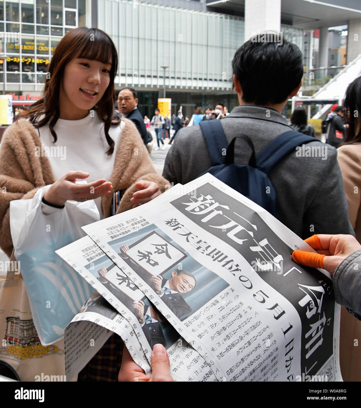 Le persone ricevono la edizione straordinaria del giornale segnalazione circa la nuova era nome 'Reiwa' vicino alla stazione di Akihabara a Tokyo in Giappone il 1 aprile 2019. In Giappone il Capo di Gabinetto Yoshihide Suga ha detto che il nuovo nome era "Reiwa' è derivato dal 'Manyoshu' la più antica antologia di poesia giapponese. Foto di Keizo Mori/UPI Foto Stock