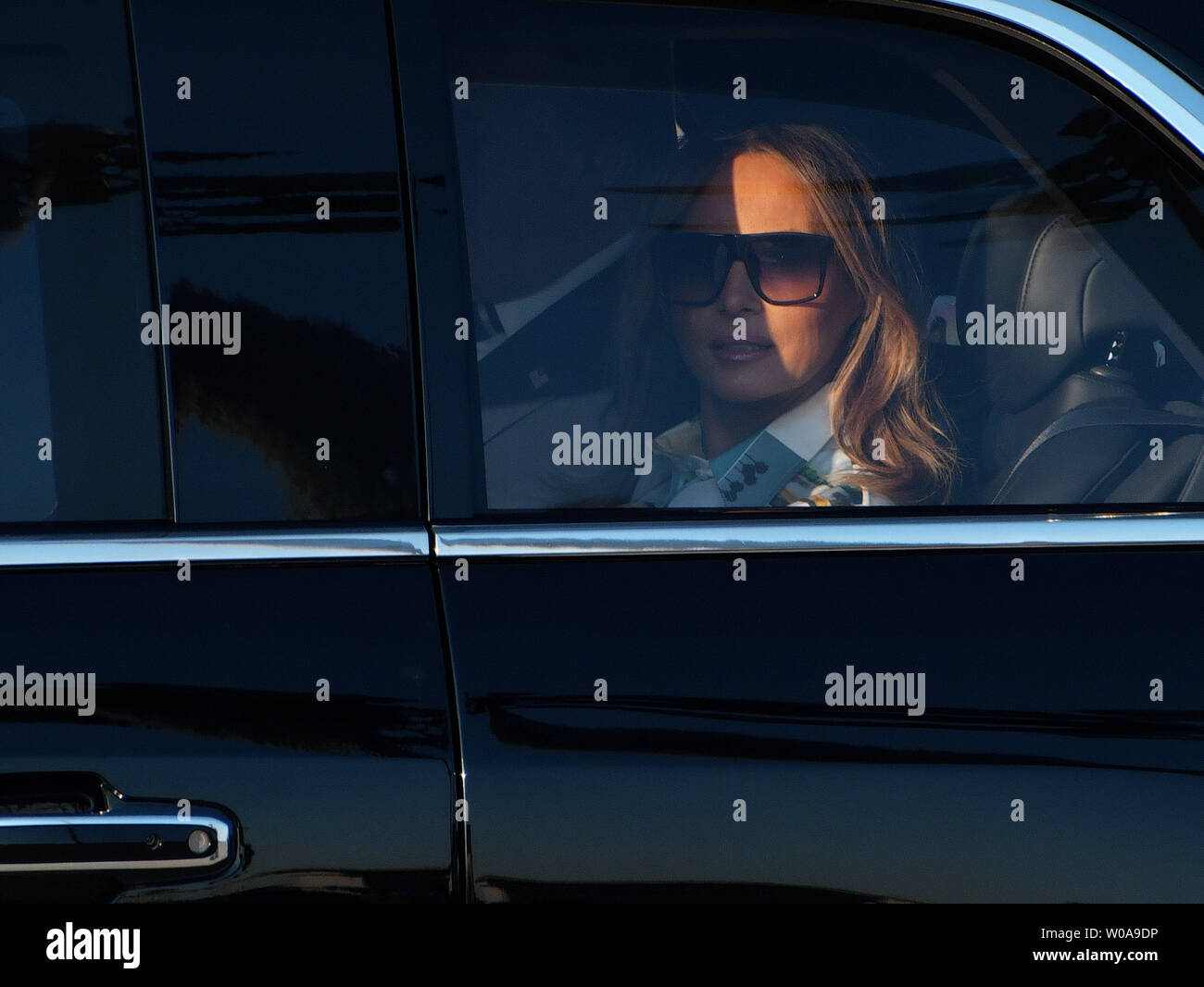 La First Lady Melania Trump onde dal presidential limousine Cadillac "La Bestia' dopo l'arrivo a Tokyo International Airport a Tokyo in Giappone il 25 maggio 2019. Foto di Keizo Mori/UPI Foto Stock