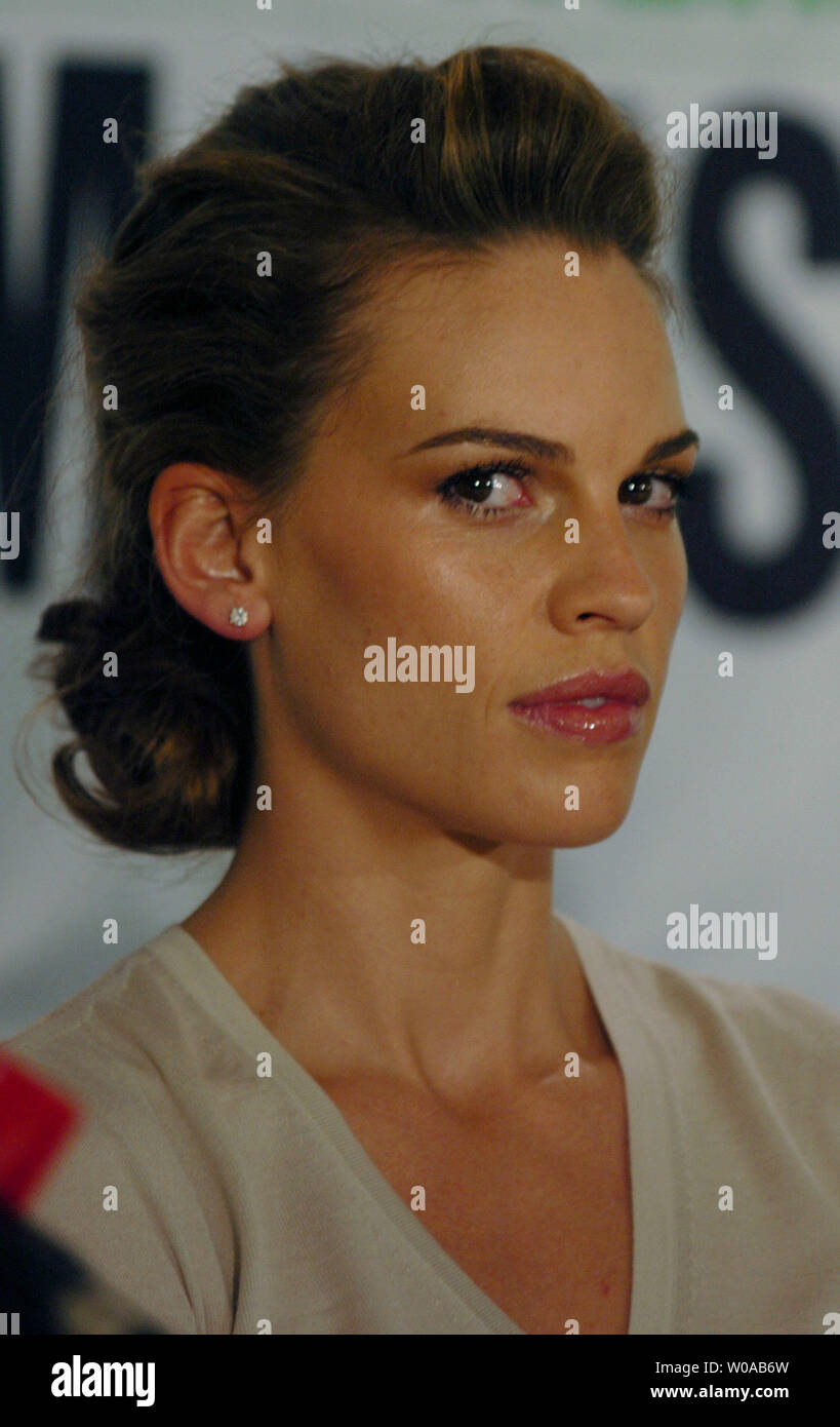 Hilary Swank assiste la conferenza stampa per 'Rosso' polvere al Four Seasons Hotel durante il Toronto International Film Festival Settembre 13, 2004 a Toronto in Canada. "Polvere rossa' ha la sua premiere mondiale lo screening al Festival stasera a Roy Thomson Hall. (UPI foto/Christine masticare) Foto Stock