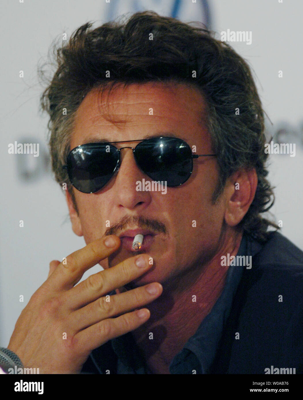 Sean Penn prende a trascinare su una sigaretta come egli ascolta le domande da parte dei media alla conferenza stampa per 'l'assassinio di Richard Nixon' al Four Seasons Hotel durante il Toronto International Film Festival Settembre 14, 2004 a Toronto in Canada. (UPI foto/Christine masticare) Foto Stock