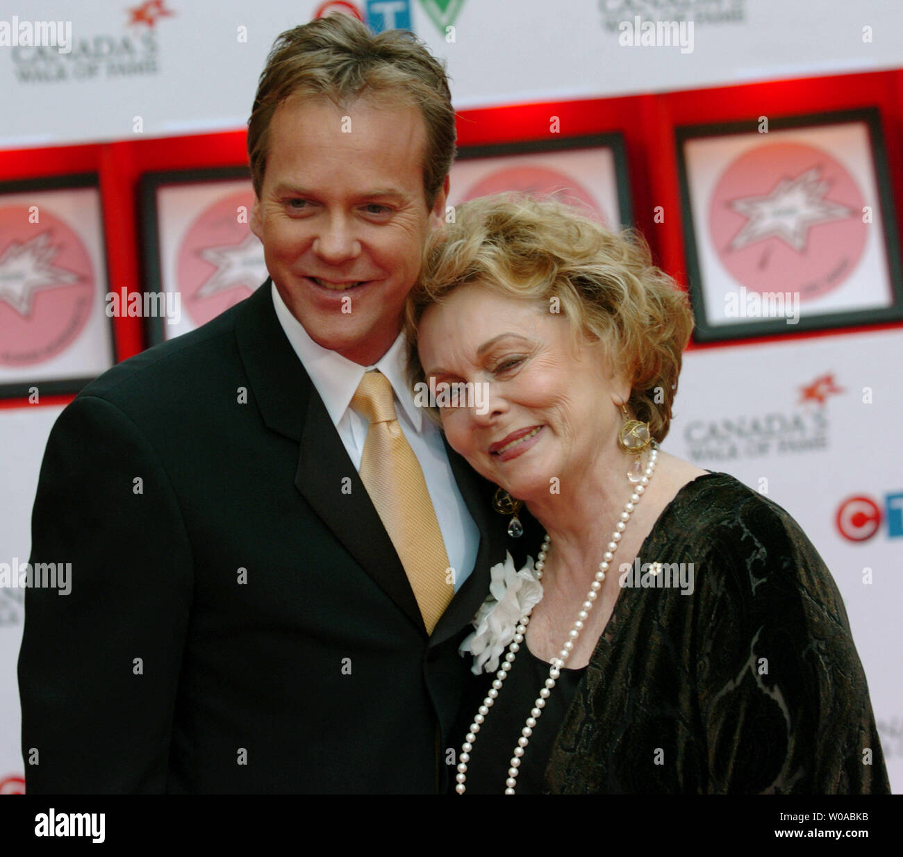 Kiefer Sutherland e sua madre Shirley Douglas coccola sul tappeto rosso di fronte al teatro di Elgin dopo una stella cerimonia di inaugurazione di induzione Sutherland nella camminata del Canada di fama il 5 giugno 2005 a Toronto in Canada. Attori Douglas e Kiefer padre Donald Sutherland, hanno anche le proprie stelle sulla Walk of Fame, che è stato introdotto nel 2004 e 2000 rispettivamente. (UPI foto/Christine masticare) Foto Stock