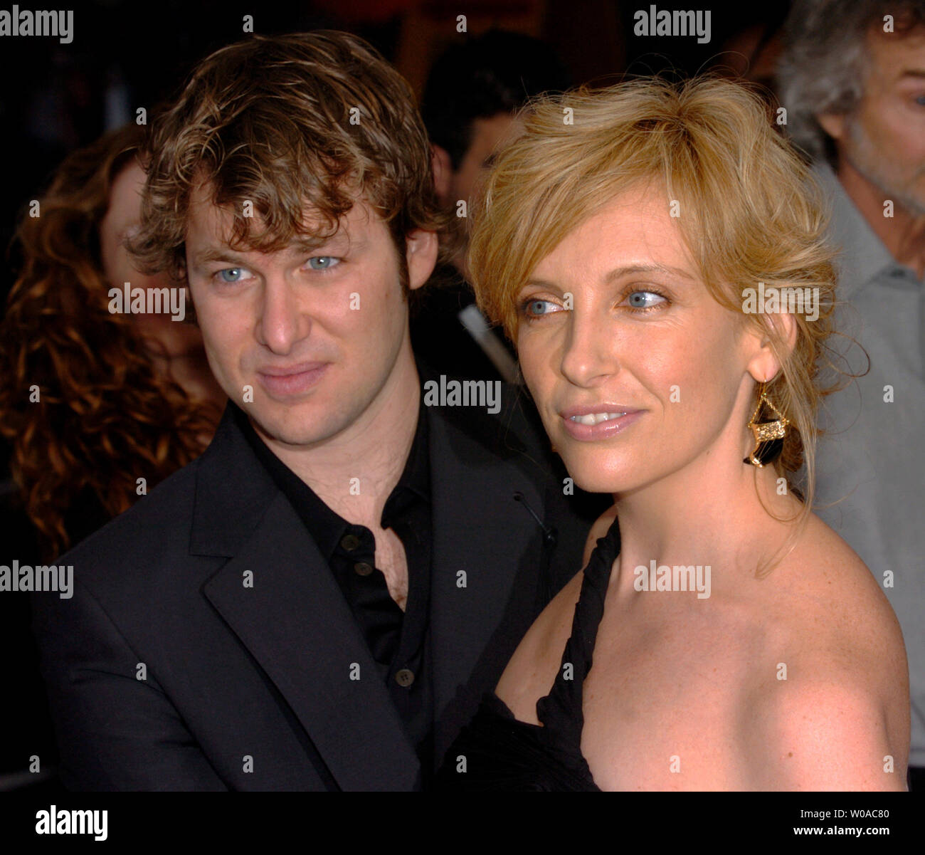 Toni Collette e Dave Galafassi arriva per il Toronto International Film Festival premiere mondiale di gala per lo screening di 'nelle scarpe' a Roy Thomson Hall di Toronto in Canada il 14 settembre 2005. (UPI foto/Christine masticare) Foto Stock