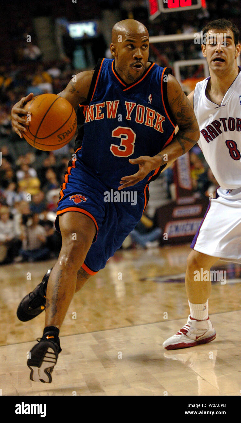 New York Knicks point guard Stephon Marbury rigidi per il cesto intorno Toronto Raptors' Jose Calderon durante il primo trimestre azione a Air Canada Centre on gennaio 15, 2006 a Toronto in Canada. Marbury ha 18 punti e 13 assiste ma rapaci ha segnato un franchising-best 129 punti come hanno strappato il Knicks' sei-game win streak con una vittoria 129-103. (UPI foto/Christine masticare) Foto Stock