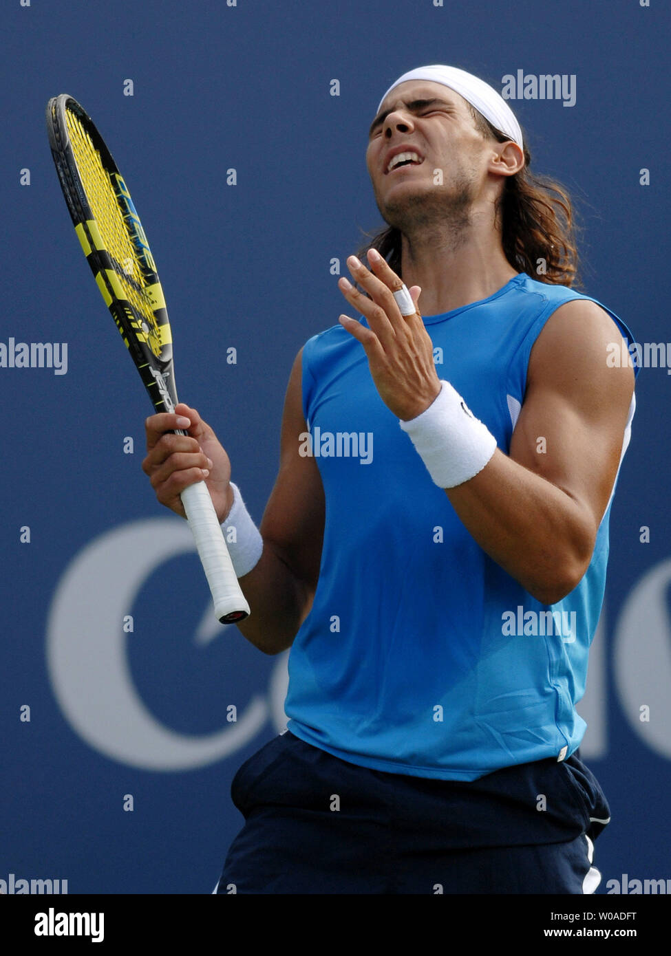 Rafael Nadal agonizes dopo aver perso un punto cruciale della sua partita contro Tomas BERDYCH durante Rogers Cup azione al centro Rexall a Toronto in Canada il 10 agosto 2006. La seconda seminate Nadal è andato a perdere la partita in tre set 1-6, 6-3, 2-6. (UPI foto/Christine masticare) Foto Stock