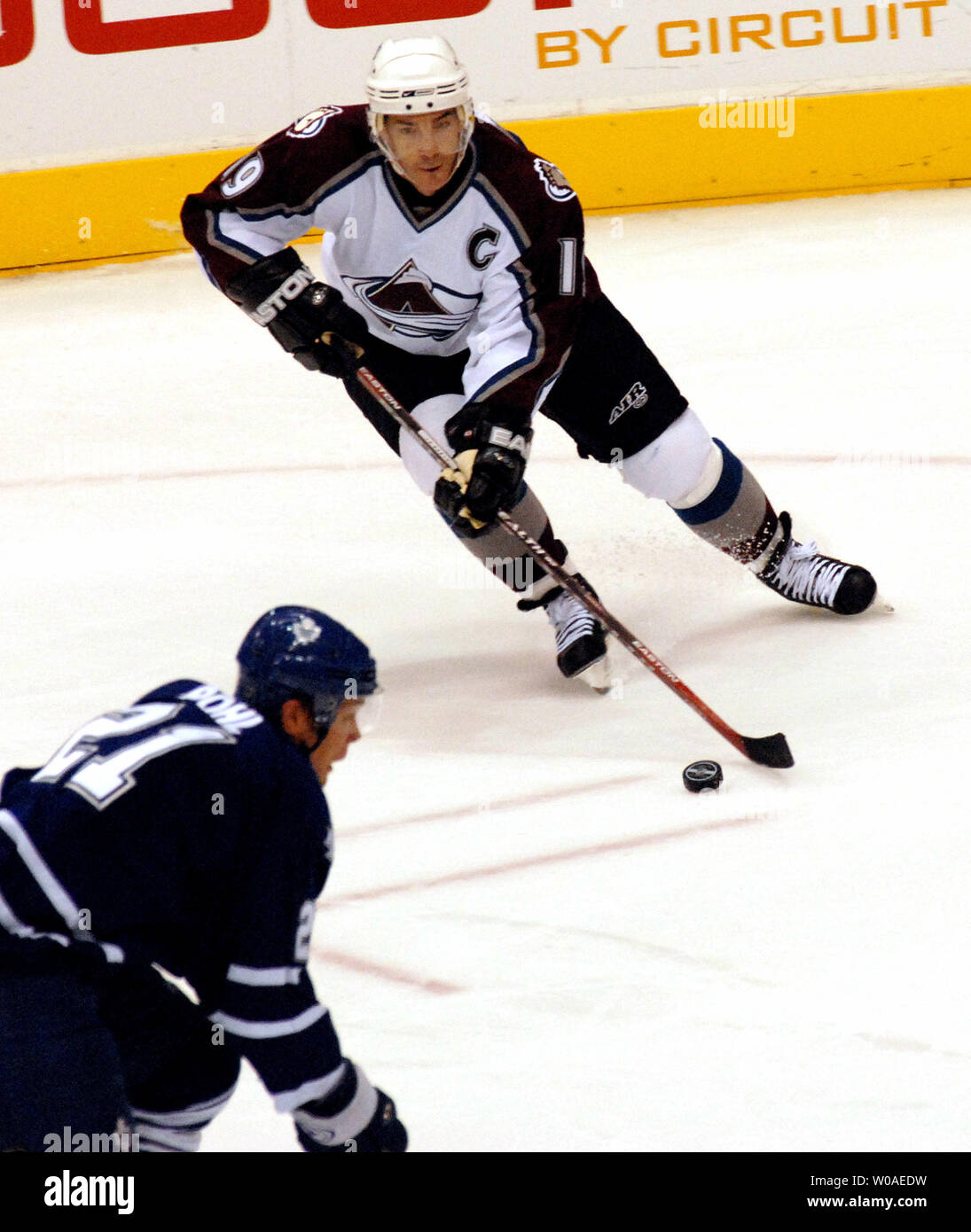 Colorado Avalanche capitano Joe Sakic mantiene il suo occhio su Toronto Maple Leafs' John Pohl come egli si prepara a prendere il puck fino il ghiaccio durante il primo periodo di azione a Air Canada Centre a Toronto in Canada il 18 ottobre 2006. La valanga è andato a sconfiggere i fogli 4-1. (UPI foto/Christine masticare) Foto Stock