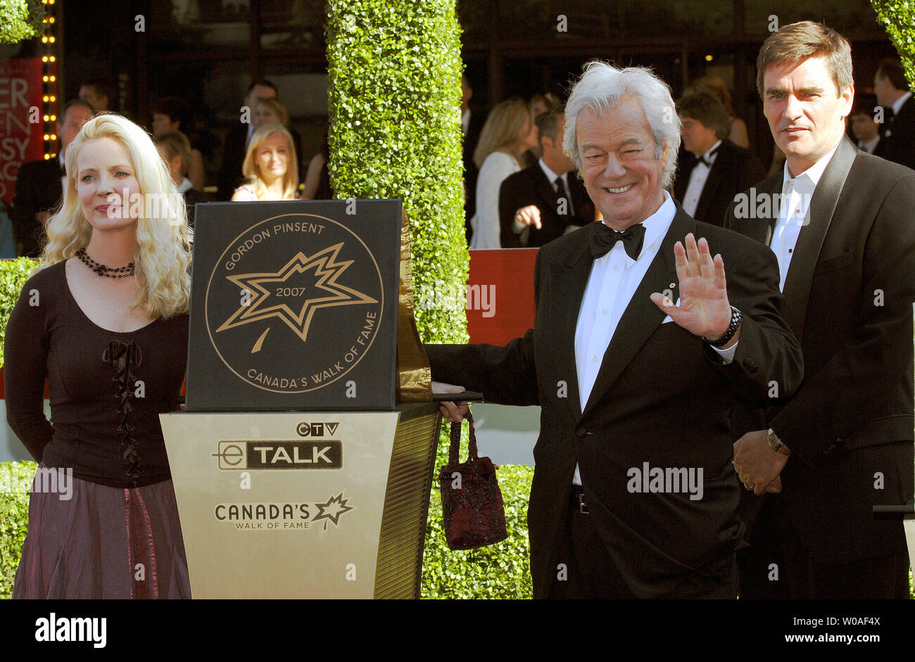 Attore Gordon Pinsent (C), accompagnato dalla figlia Lia (L) e son-in-law Peter Keleghan, assiste una stella cerimonia di inaugurazione come egli è introdotto nella camminata del Canada di fama presso il Centro Hummingbird in Canada, a Toronto il 9 giugno 2007. (UPI foto/Christine masticare) Foto Stock