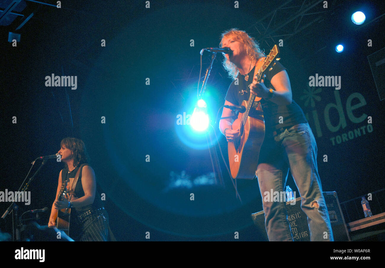 American folk rock duo di Indigo Girls Amy Ray (L) e Emily Saliers eseguire sul palco nel cuore del villaggio gay come parte dell'orgoglio Toronto festeggiamenti nel centro cittadino di Toronto, Canada il 23 giugno 2007. Il cantante-cantautori, icone della comunità gay, sono in città rivestimento padiglione una serie gratuita di concerti che si terranno nel corso di uno dei più grandi del mondo orgoglio celebrazioni.(UPI foto/Christine masticare) Foto Stock