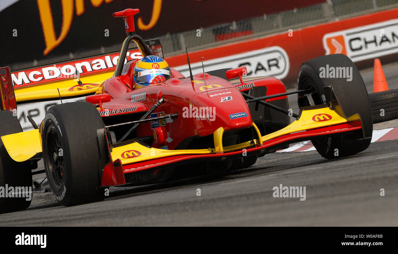 Polesitter Sebastien Bourdais di Francia Round girare 9 durante la Champ Car Series gara al Steelback Grand Prix di Toronto a luogo espositivo a Toronto in Canada nel luglio 8, 2007. Bourdais si è ritirato dalla gara dopo 35 giri quando la sua auto si è messa in contatto con Robert Doornbos dell'auto. (UPI foto/Christine masticare) Foto Stock