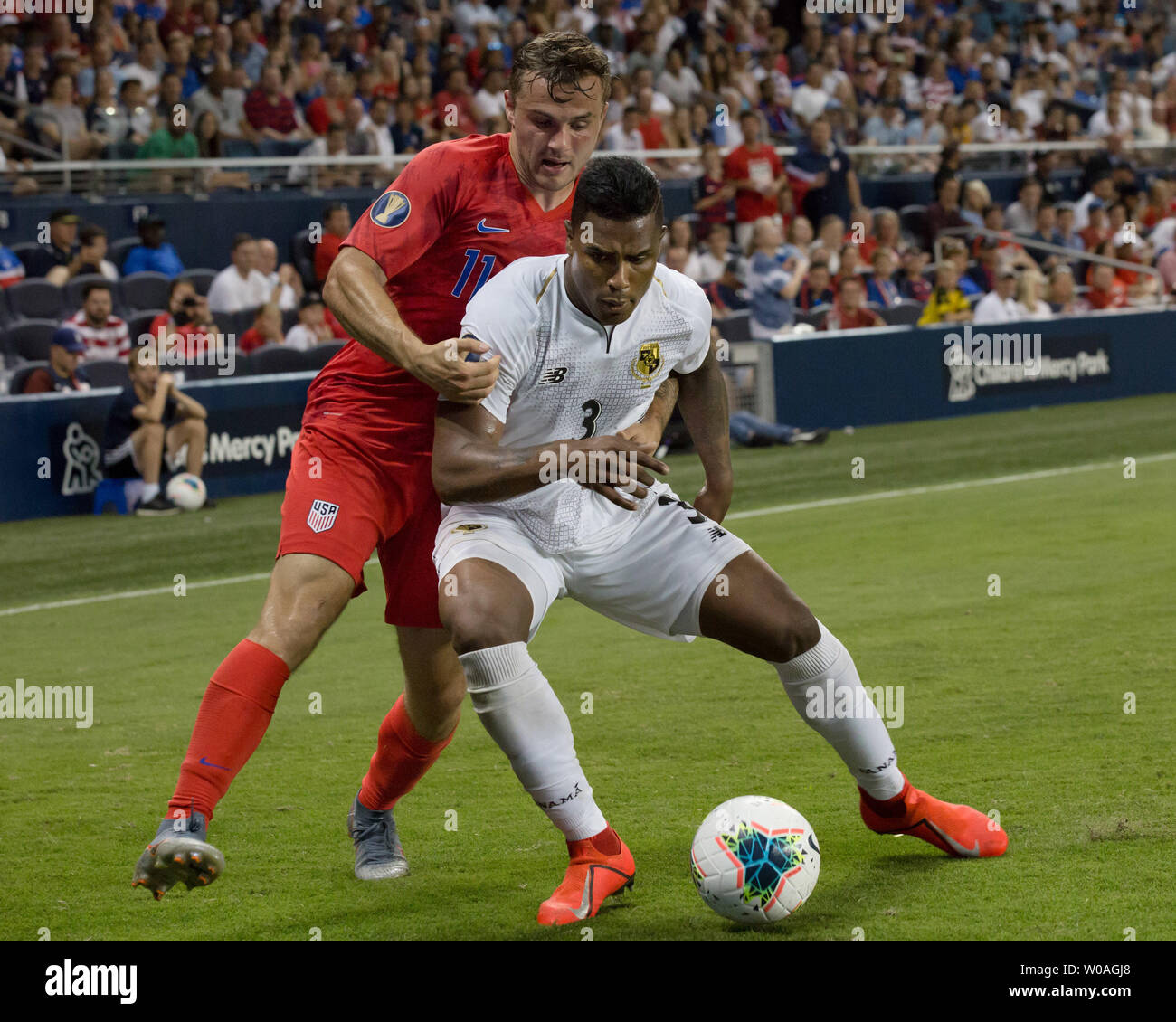 Kansas City, Kansas, Stati Uniti d'America. Il 25 giugno, 2019. Panama defender Harold Cummings #3 (r) è sulla difesa contro USMNT avanti Giordano Morris #11 (l) durante la seconda metà del gioco. Credito: Serena S.Y. Hsu/ZUMA filo/Alamy Live News Foto Stock