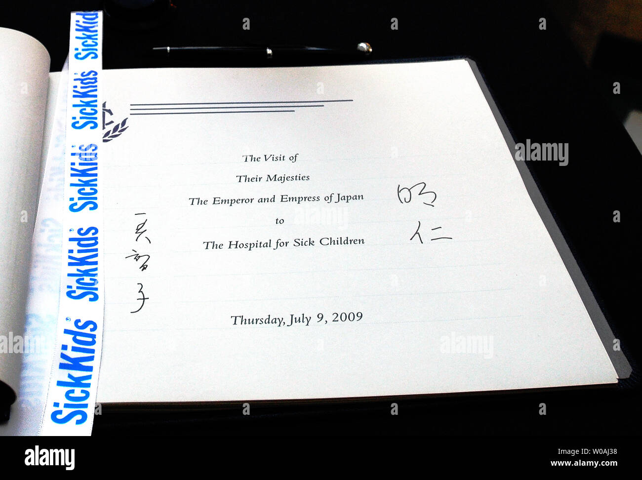 L'imperatore Akihito e Michiko imperatrice del Giappone ha firmato il libro degli ospiti in ospedale per SickKids a Toronto in Canada il 9 luglio 2009. La coppia imperiale la fermata presso l'ospedale era parte del loro stato ufficiale visita in Canada per commemorare i 80 anni di relazioni tra i due paesi. (UPI foto/Christine masticare) Foto Stock