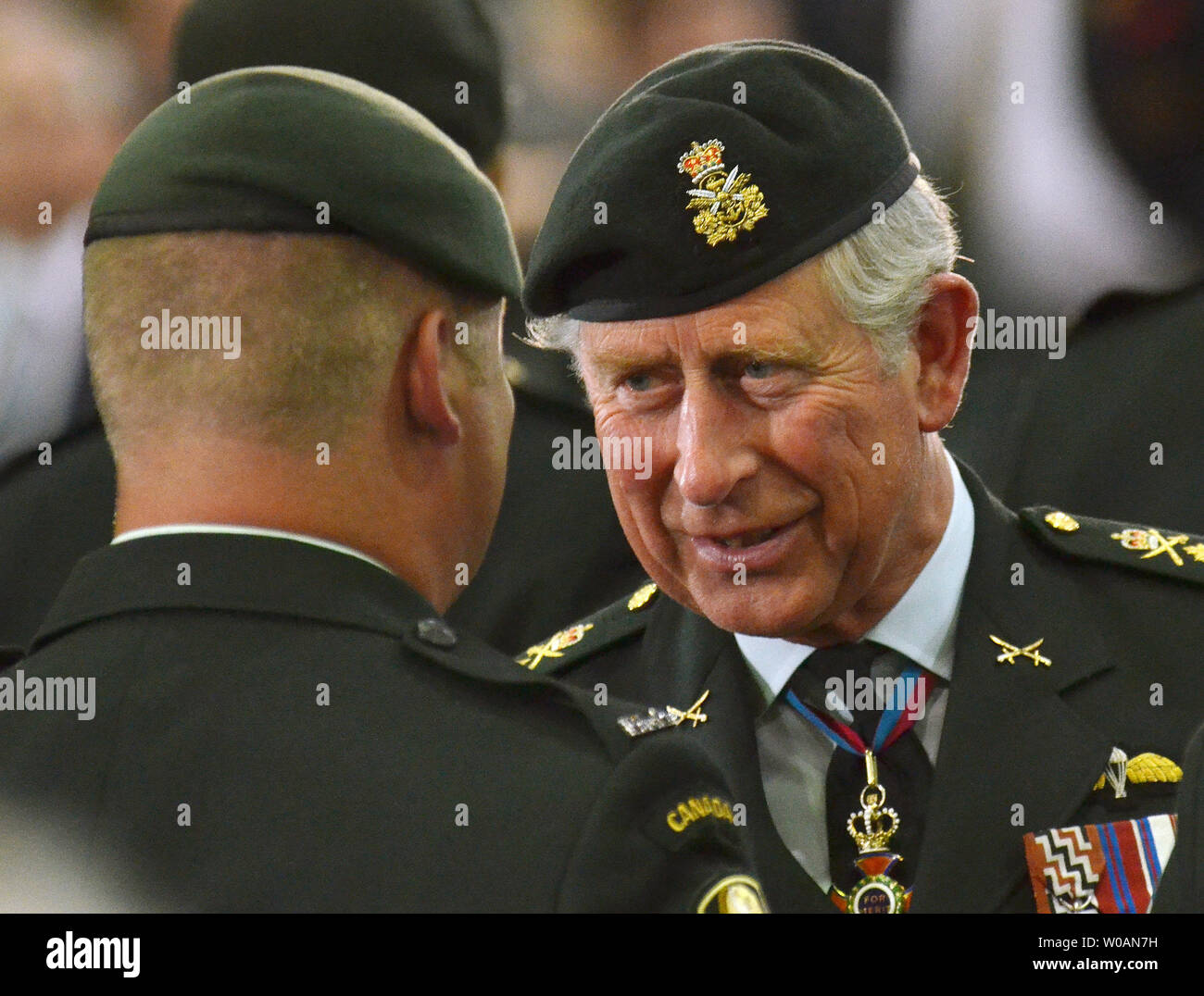 Il principe Carlo parla ad un membro della Guardia d'onore durante un 1812 Commemorative Muster militare di Fort York Armeria a Toronto in Canada il 22 maggio 2012. Il principe e sua moglie Camilla, duchessa di Cornovaglia, sono su una quattro giorni di tour del Canada come parte della regina Elisabetta di Diamante celebrazioni giubilari. UPI/Christine masticare Foto Stock