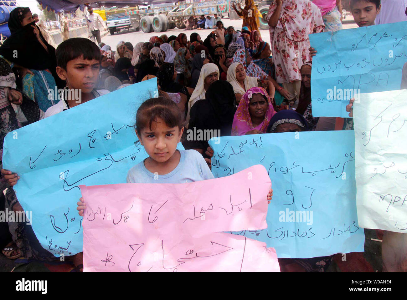 I residenti di Lyari sono il blocco stradale secondo quanto sono titolari di manifestazione di protesta contro la scarsità di acqua potabile nel loro territorio a Maripur road a Karachi il Mercoledì, 26 giugno 2019. Foto Stock