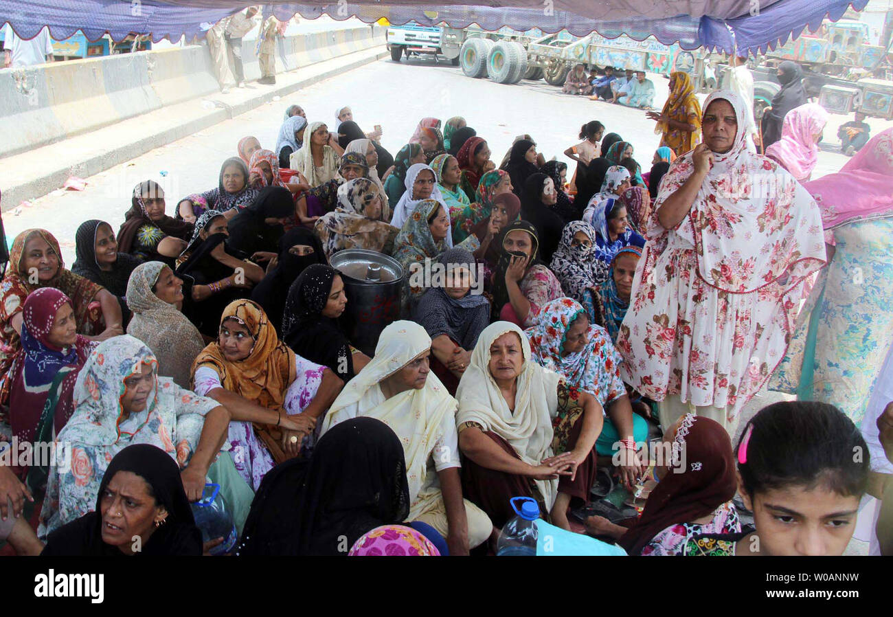 I residenti di Lyari sono il blocco stradale secondo quanto sono titolari di manifestazione di protesta contro la scarsità di acqua potabile nel loro territorio a Maripur road a Karachi il Mercoledì, 26 giugno 2019. Foto Stock