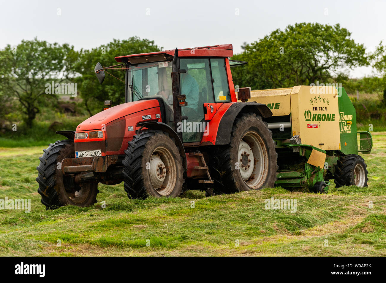 Ballydehob, West Cork, Irlanda. 27 Giugno 2019. L'agricoltore Michael Pat Ward, con sede a Durrus, brucca l'erba per insilato. Le balle saranno utilizzate come mangime invernale per i bovini. Credit: Notizie dal vivo di AG/Alamy. Foto Stock