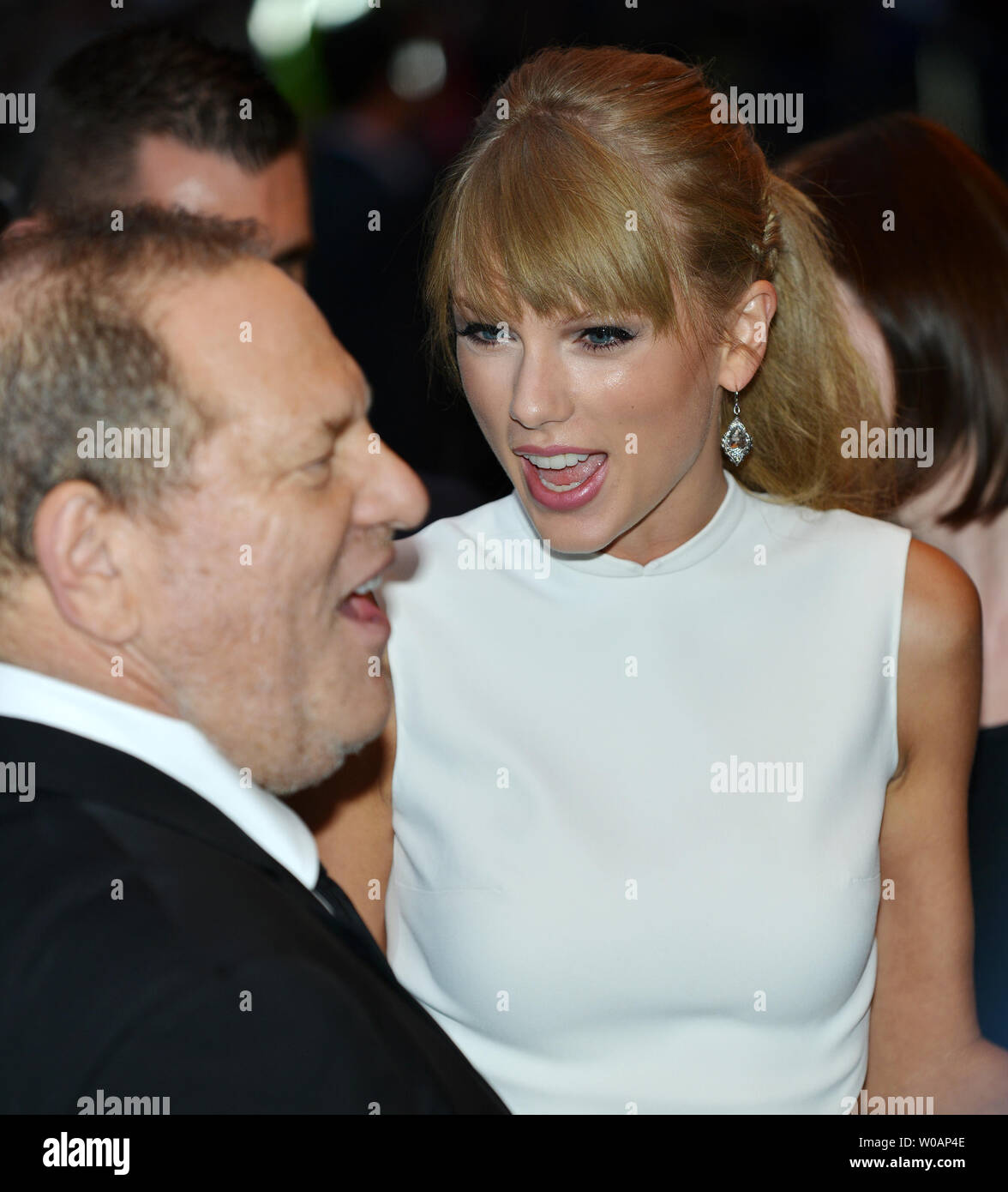 Taylor Swift chat con Harvey Weinstein che arrivano per la prima assoluta di "Una chance' all'Inverno GardenTheater durante il Toronto International Film Festival di Toronto in Canada il 9 settembre 2013. UPI/Christine masticare Foto Stock