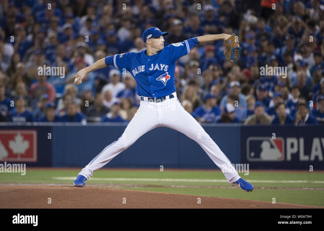 Toronto Blue Jays pitcher Aaron Sanchez passi contro il Texas Rangers nel primo inning di gioco 3 della ALDS presso il Rogers Centre a Toronto in Canada il 9 ottobre 2016. Foto di Darren Calabrese/UPI Foto Stock