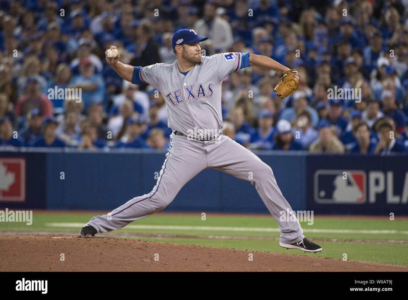 Texas Rangers pitcher Colby Lewis piazzole contro il Toronto Blue Jays nel primo inning di gioco 3 della ALDS presso il Rogers Centre a Toronto in Canada il 9 ottobre 2016. Foto di Darren Calabrese/UPI Foto Stock