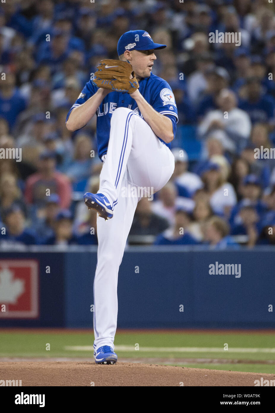 Toronto Blue Jays pitcher Aaron Sanchez passi contro il Texas Rangers nel primo inning di gioco 3 della ALDS presso il Rogers Centre a Toronto in Canada il 9 ottobre 2016. Foto di Darren Calabrese/UPI Foto Stock