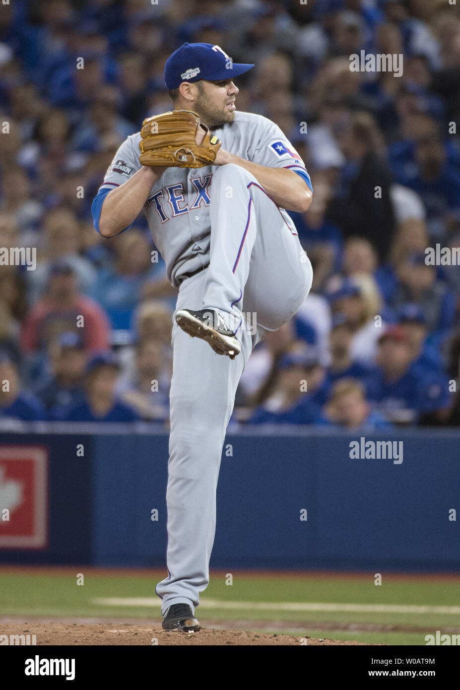 Texas Rangers pitcher Colby Lewis piazzole contro il Toronto Blue Jays nel primo inning di gioco 3 della ALDS presso il Rogers Centre a Toronto in Canada il 9 ottobre 2016. Foto di Darren Calabrese/UPI Foto Stock