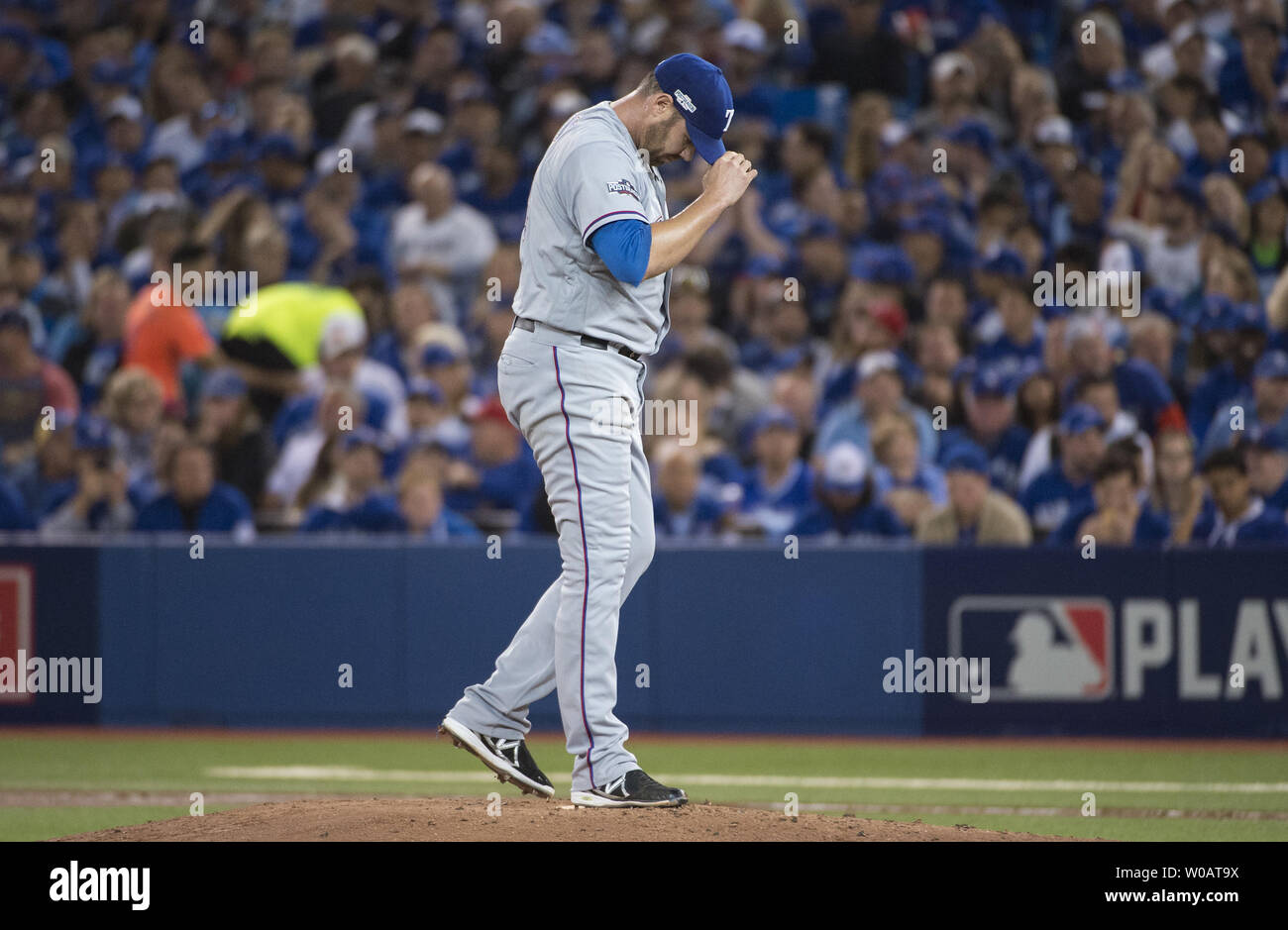 Texas Rangers pitcher Colby Lewis gesti sulla montagnola nel primo inning di gioco 3 della ALDS contro il Toronto Blue Jays presso il Rogers Centre a Toronto in Canada il 9 ottobre 2016. Foto di Darren Calabrese/UPI Foto Stock