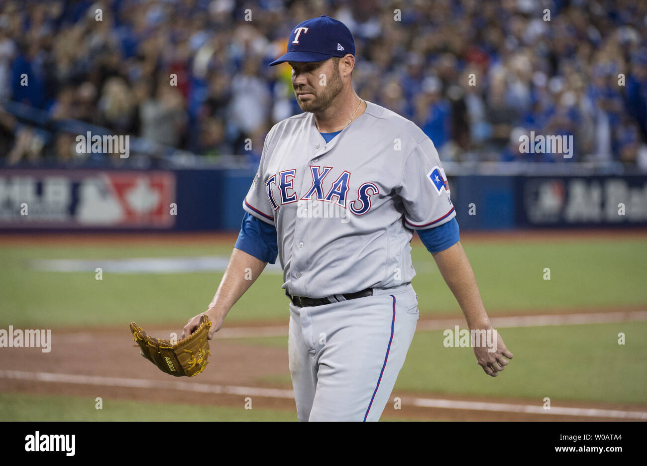 Texas Rangers pitcher Colby Lewis lascia nella terza inning di gioco 3 della ALDS contro il Toronto Blue Jays presso il Rogers Centre a Toronto in Canada il 9 ottobre 2016. Foto di Darren Calabrese/UPI Foto Stock