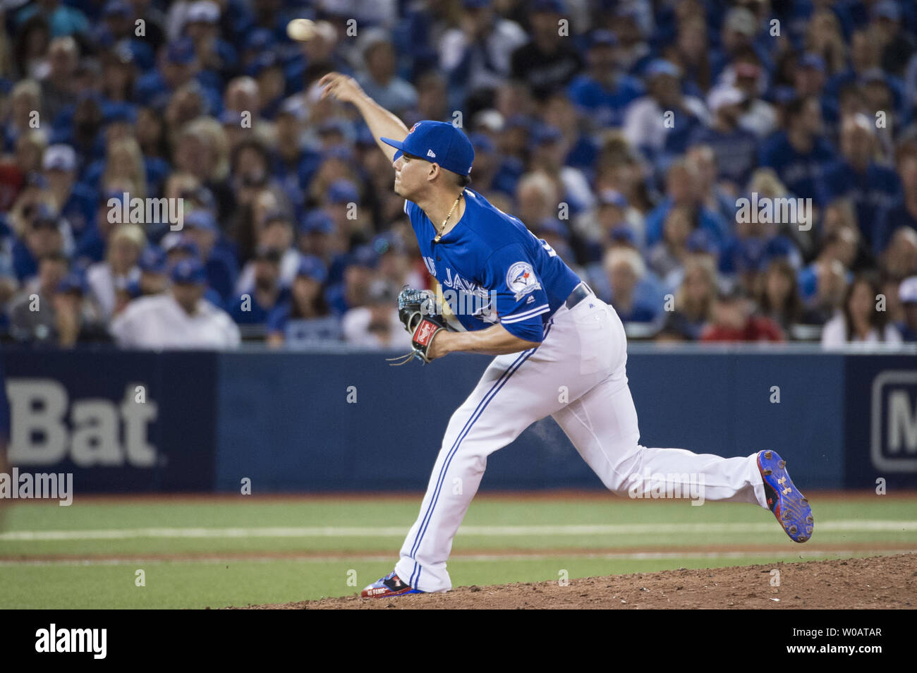 Toronto Blue Jays' Roberto Osuna piazzole nel nono inning di gioco 3 della ALDS contro il Texas Rangers presso il Rogers Centre a Toronto in Canada il 9 ottobre 2016. Foto di Darren Calabrese/UPI Foto Stock