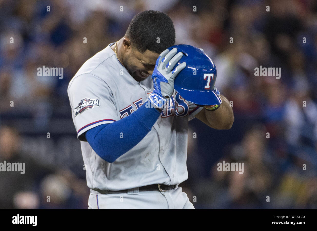 Texas Rangers Elvis Andrus reagisce dopo aver volato fuori nella sesta inning di gioco 3 della ALDS contro il Toronto Blue Jays presso il Rogers Centre a Toronto in Canada il 9 ottobre 2016. Foto di Darren Calabrese/UPI Foto Stock