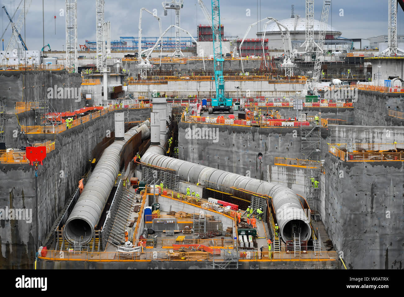 Lavoratori costruire acciaio rinforzato attorno all acqua gigante di canalizzazioni di raffreddamento durante i lavori di costruzione a Hinkley Point C power station vicino Bridgwater, Somerset. Foto Stock