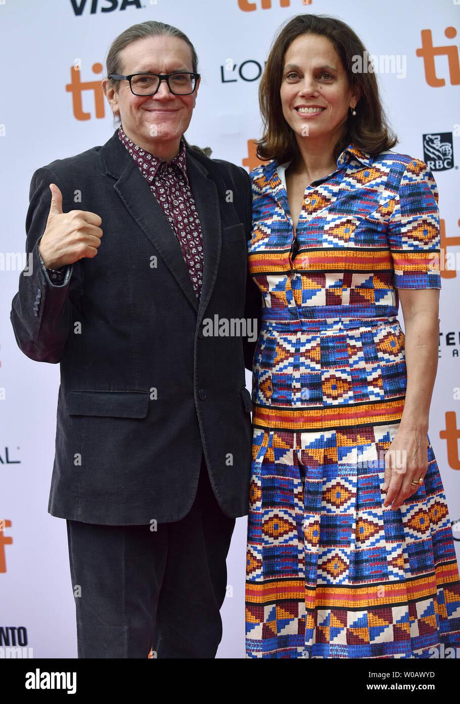 Produttori Stephen Woolley (L) e Elizabeth Karlsen arrivare per la premiere di " Colette' alla Principessa del Galles Theatre durante il Toronto International Film Festival di Toronto, in Canada, il 11 settembre 2018. Foto di Christine masticare/UPI Foto Stock