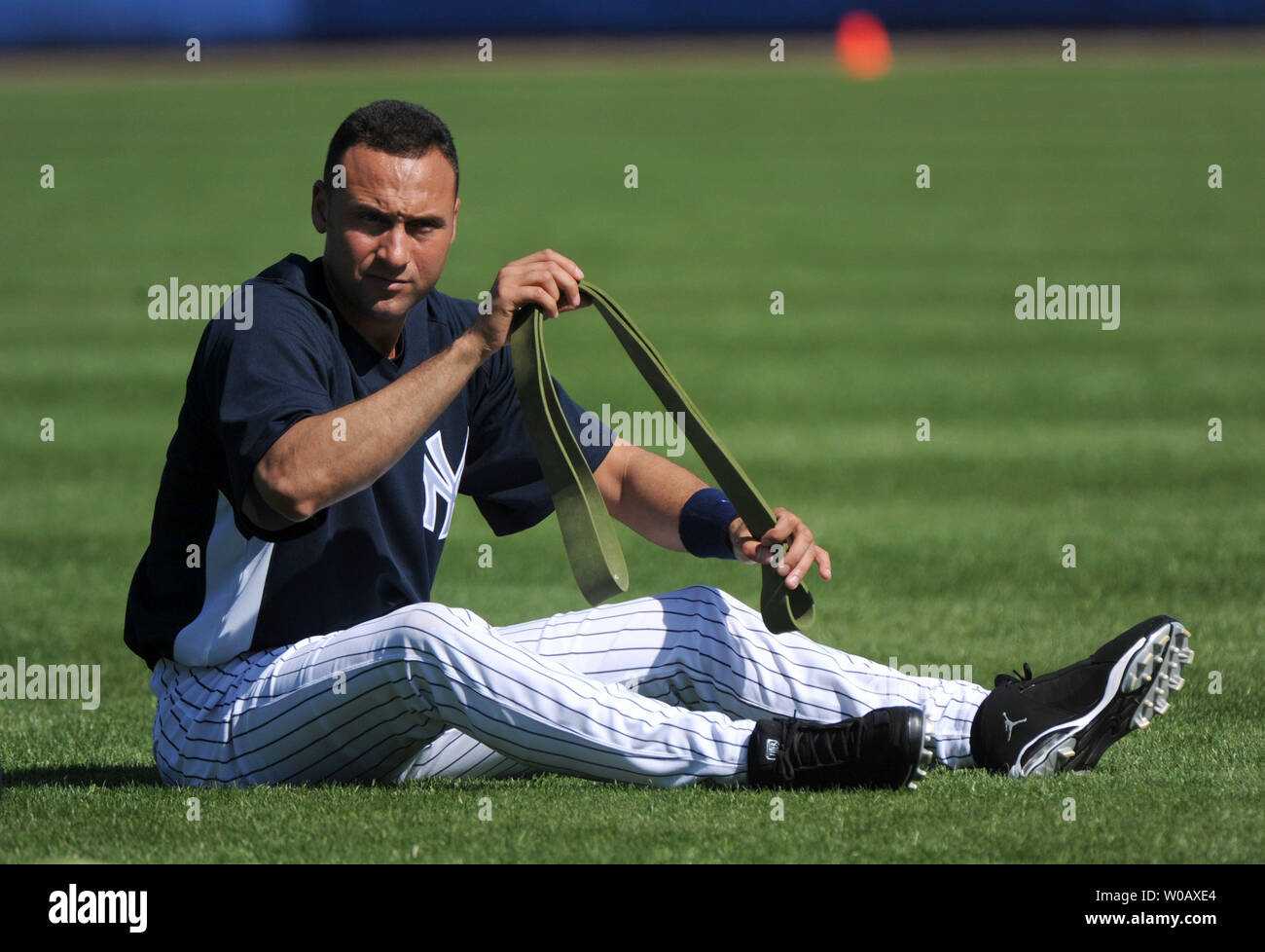 New York Yankees' interbase Derek Jeter si allunga durante lo spring training presso la George M. Steinbrenner Field a Tampa, Florida il 18 febbraio 2009. (UPI foto/Kevin Dietsch) Foto Stock