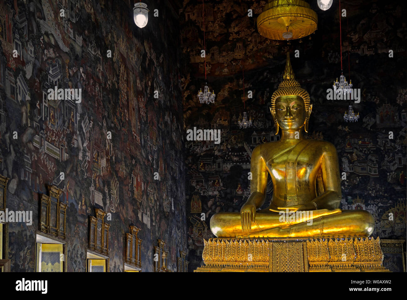 Bangkok, Thailandia - 2018.03.06: Statua del Buddha all ordinazione hall di Wat Suthat thepwararam - Foto Stock