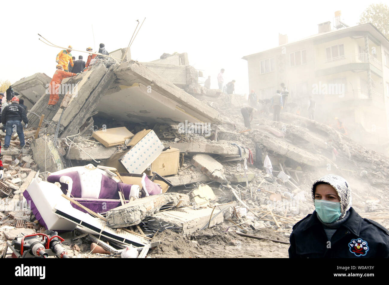 Gli operatori di soccorso alla ricerca di superstiti tra le macerie di edifici distrutti in Ercis provincia di Van, nella Turchia orientale il 25 ottobre 2011, due giorni dopo un potente 7.2 grandezza terremoto uccidendo 366 e il ferimento di circa 1.300. UPI/Maryam Rahmanian Foto Stock