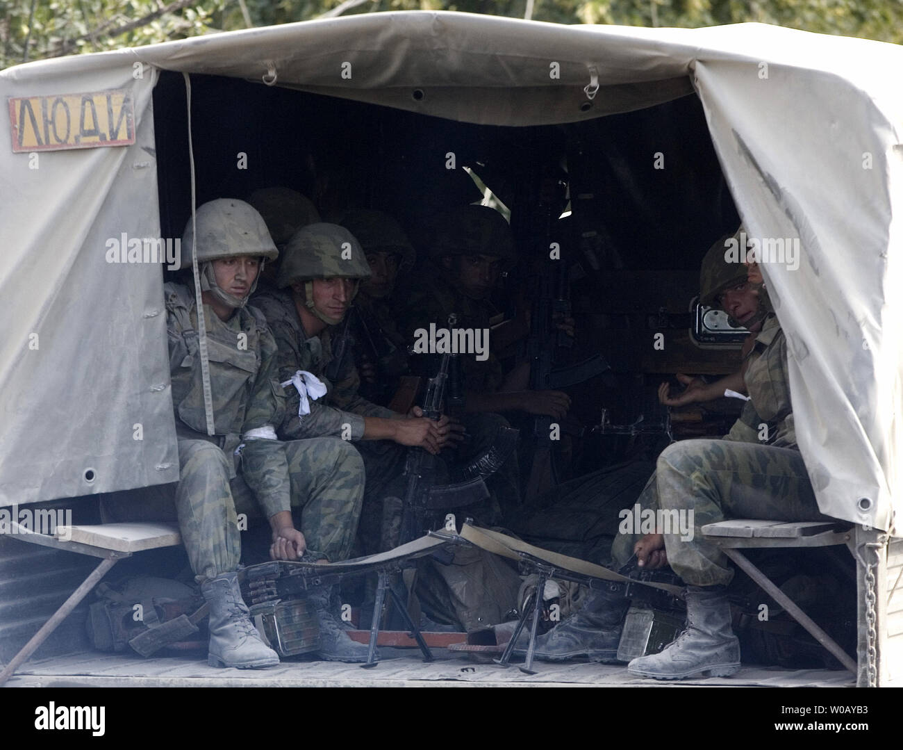 Soldati russi sedersi in un camion in Ossezia del sud della capitale Tskhinvali il 11 agosto 2008. (UPI foto/Anatoli Ivanov) Foto Stock