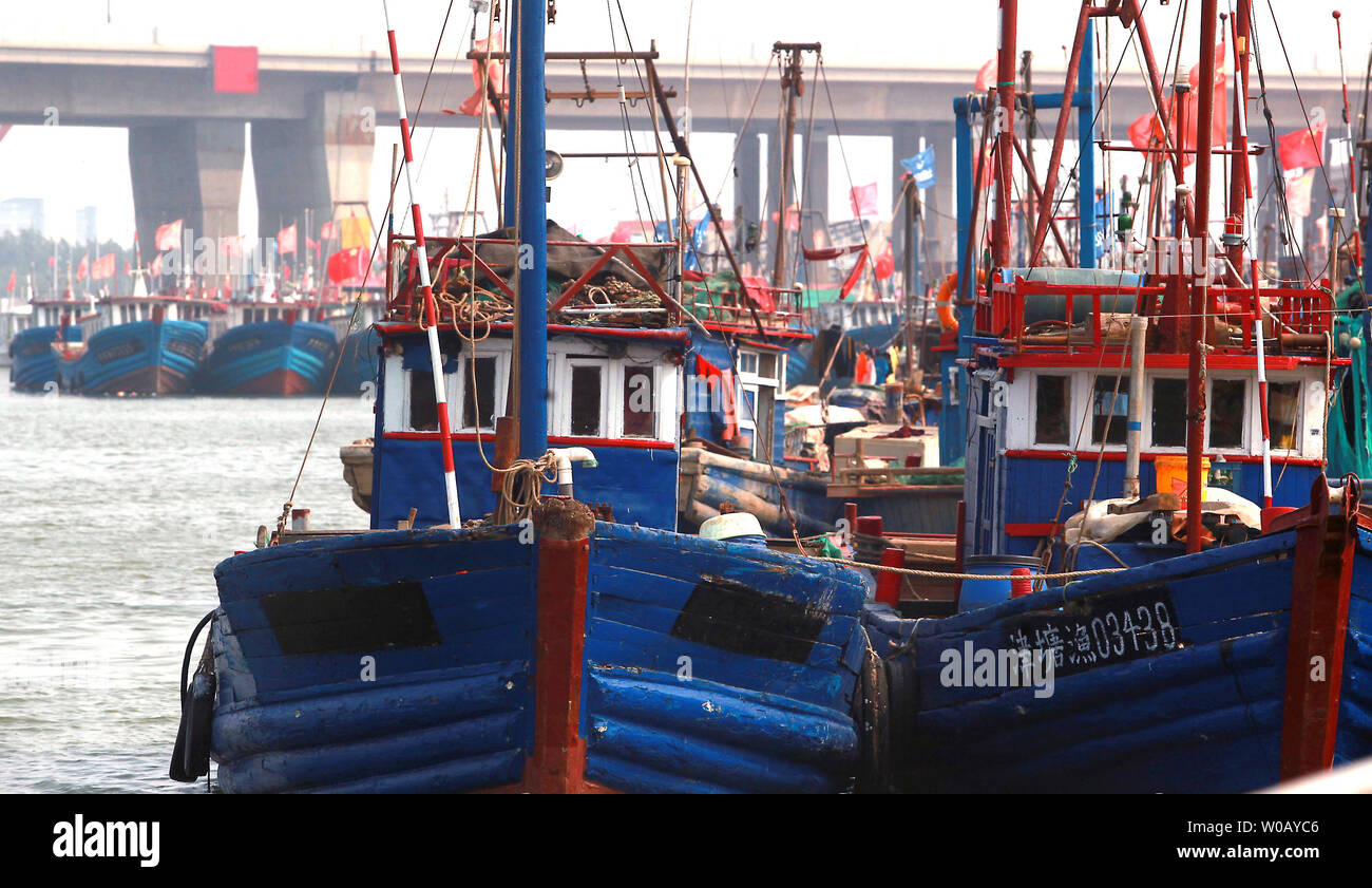 Cinese barche da pesca sono ormeggiate presso un porto costiero in Binhai, un importante spedizione e porto di pesca vicino a Tianjin il 28 luglio 2014. Della Cina di controversie territoriali per la pesca e l'energia risorse naturali stanno prendendo un pedaggio sulla sua immagine con molti asiatici interessati le sue rivendicazioni porterà a conflitti militari, secondo una Pew Research Center relazione. La maggioranza delle persone intervistate in otto delle 11 nazioni asiatiche preoccuparsi della Cina di controversie potrebbe portare a scontri armati, compresi 92 per cento dei filippini, 85 percento di giapponese, 84 percento dei vietnamiti e 83 percento del sud coreani, il rapporto rilasciato in Foto Stock
