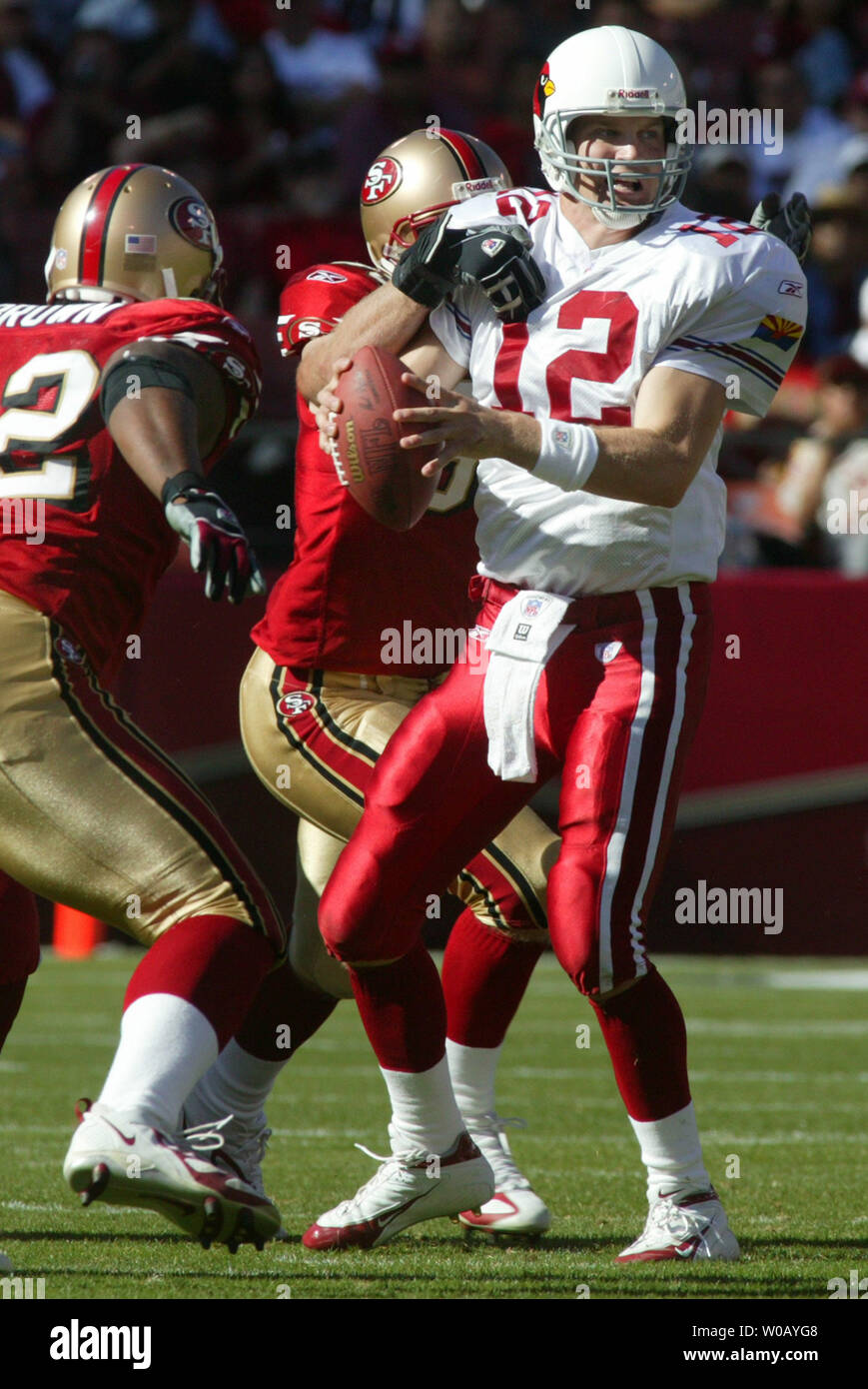 Phoenix Cardinals' QB Josh McCown è saccheggiato da San Francisco 49ers a Monster Park a San Francisco il 10 ottobre 2004. (UPI foto/Terry Schmitt) Foto Stock