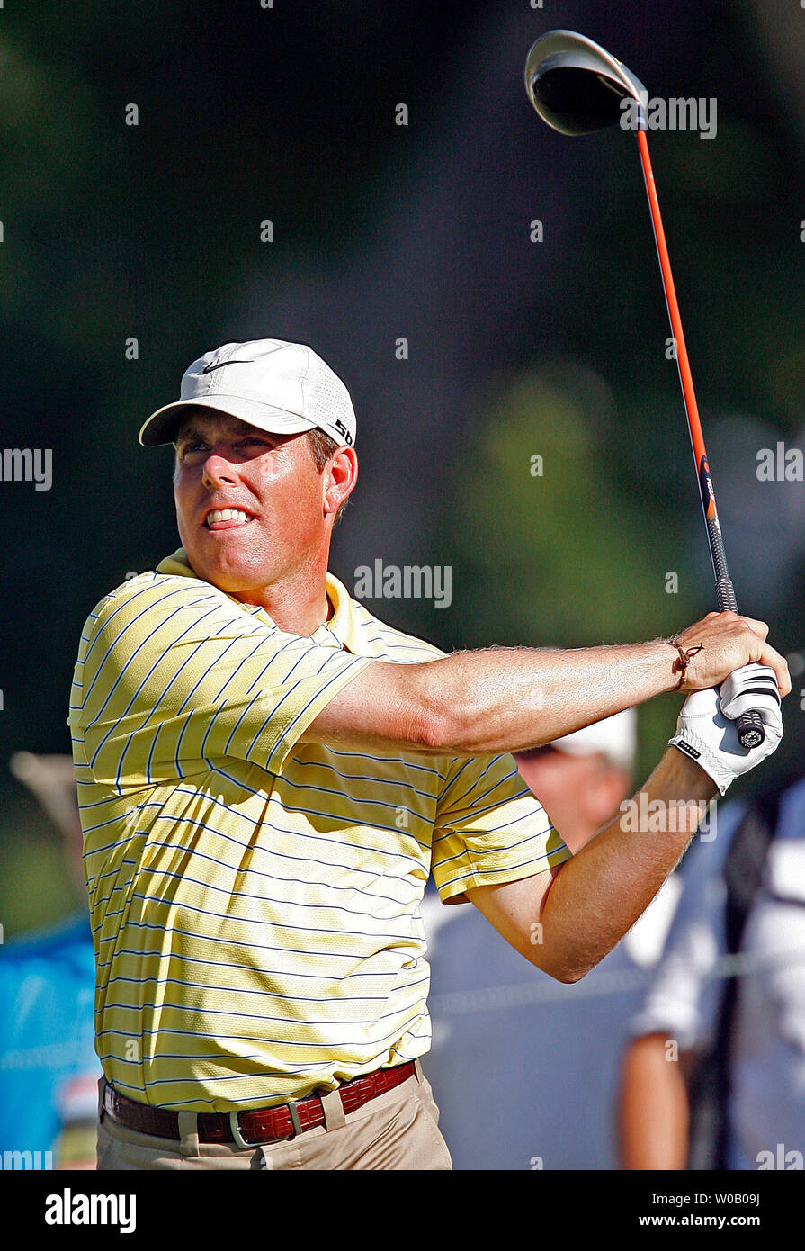 Justin Leonard guarda il suo tee-shot sul quarto foro nel secondo round dell'ottantanovesimo campionato di PGA presso la Southern Hills Country Club di Tulsa, Oklahoma il 9 agosto 2007. (UPI foto/Gary C. Caskey) Foto Stock