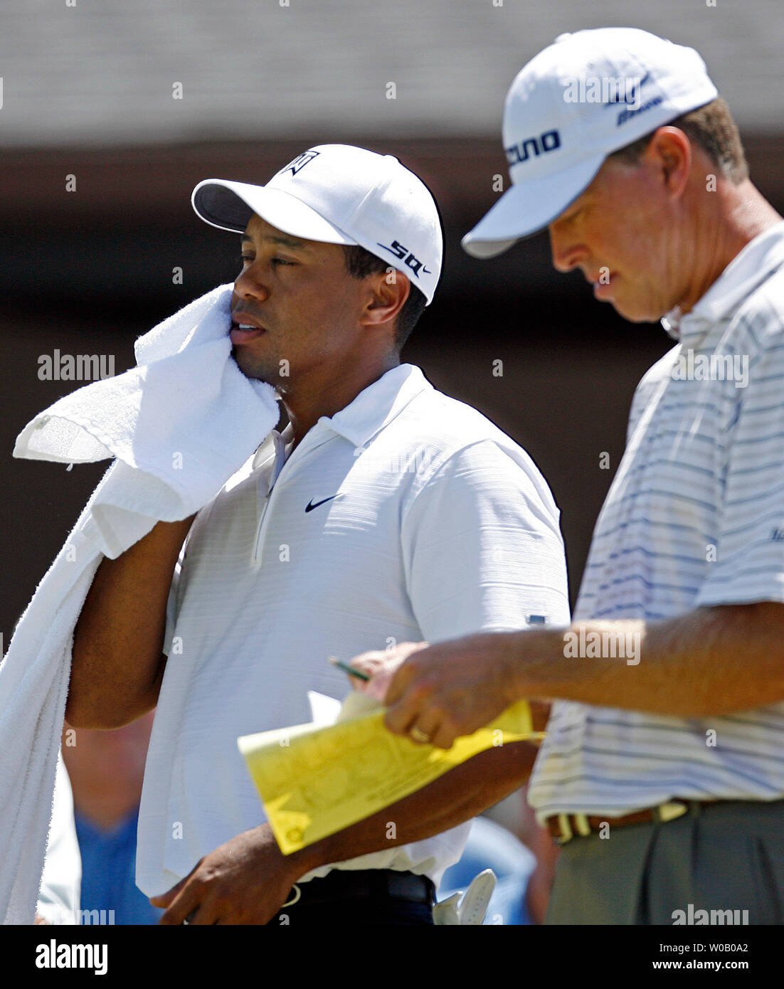 Tiger Woods (L) asciugamani off nel calore in piedi accanto a Bob Tway prima che il gioco comincia per la sessione del pomeriggio nel secondo round dell'ottantanovesimo campionato di PGA presso la Southern Hills Country Club di Tulsa, Oklahoma il 10 agosto 2007. (UPI foto/Gary C. Caskey) Foto Stock