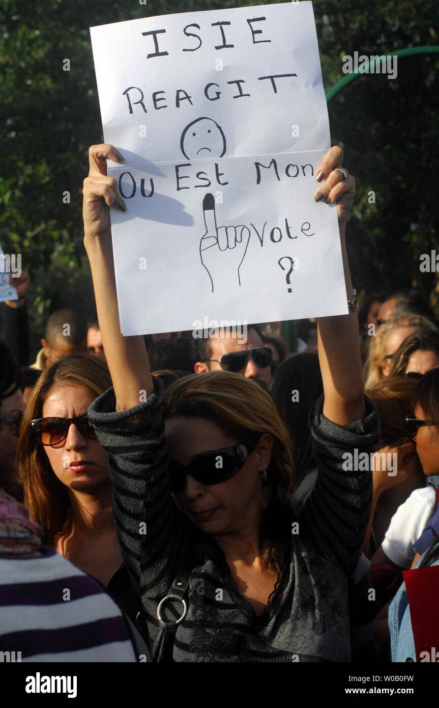 Persone manifestano di fronte al ISIE (Suprem Istituto indipendente per elezione) centro stampa internazionale il 25 ottobre 2011 a Tunisi, per protestare contro la frode elettorale. La Tunisia il principale partito islamista rivendicato oggi di aver preso il più grande blocco di voti nella storica free polls, come la culla della primavera araba basked in elogi per la sua rivoluzione democratica. I risultati ufficiali non erano dovuti fino al mese di ottobre 25. Il Ennahda islamista partito che ha affermato di aver catturato circa quaranta per cento del voto nel paese del primo free polls, come la culla della primavera araba basked in elogi per la sua dem Foto Stock