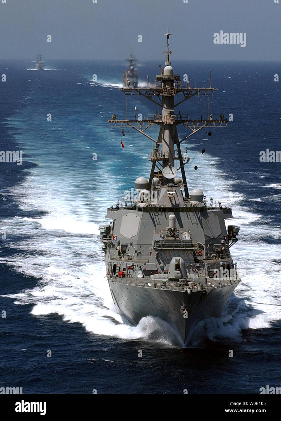 NAV2003033002 - USS Donald Cook, marzo, 29, 2003 (UPI) -- il missile destroyer USS Donald Cook (DDG 75) Il 29 marzo 2003, conduce a cinque-nave armada conducendo le operazioni in corso a sostegno dell'Operazione Iraqi Freedom. MH/STATI UNITI Navy/Alan J. Baribeau. UPI Foto Stock