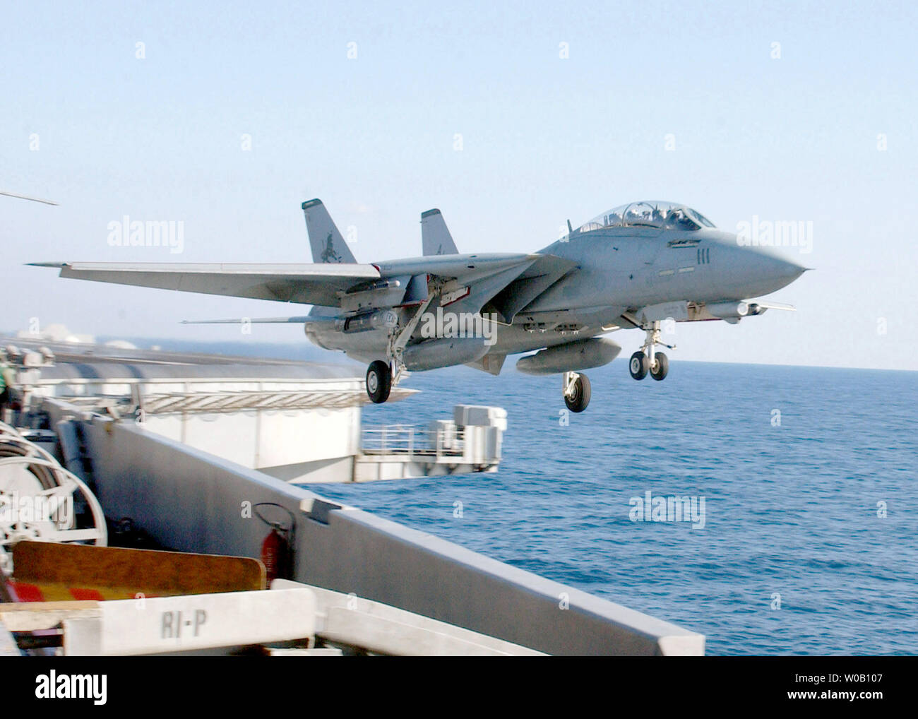 Cera2003022706 - a bordo della USS Harry Truman, Feb. 25 (UPI) - Un F-14D ÒTomcatÓ assegnato al "leoni neri" del Fighter Squadron uno due tre (VF-213) è lanciato da uno dei quattro alimentati a vapore di una catapulta sul volo shipÕs deck. Roosevelt è attualmente implementata con il Mar Mediterraneo a sostegno dell'Operazione Enduring Freedom. cc/USN/James Foehl UPI Foto Stock